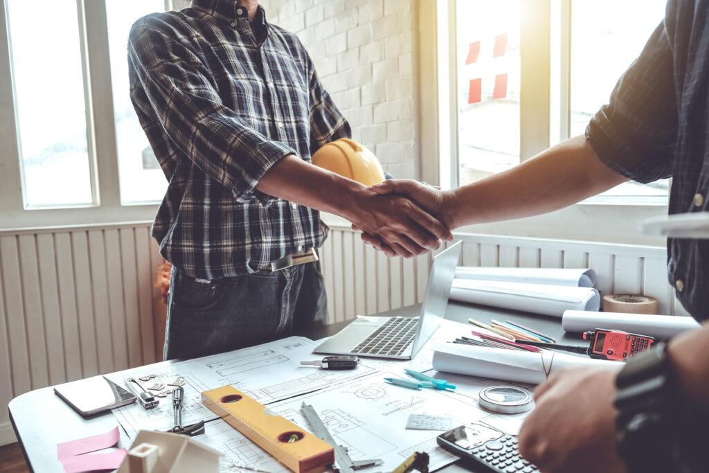 Homme qui a choisi son entreprise de construction