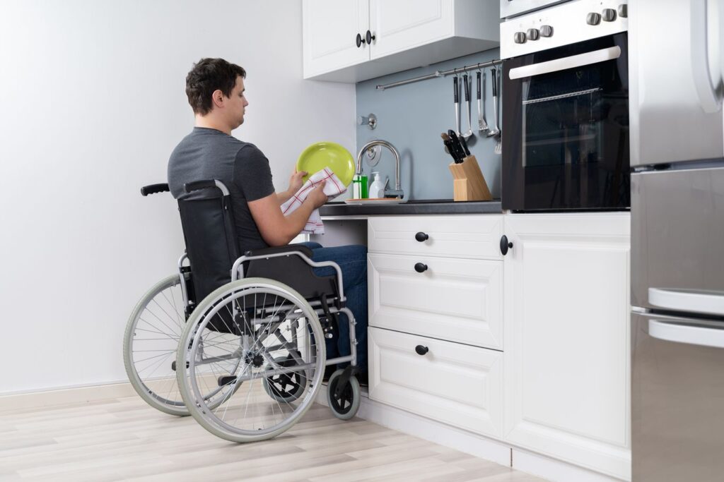 Cuisine dans une maison qui répond à la norme handicapé
