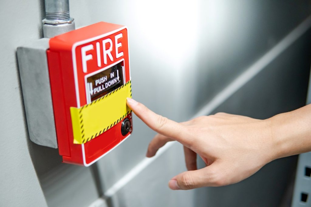 Le contrôle de sécurité incendie inclut la présence d'issues de secours.