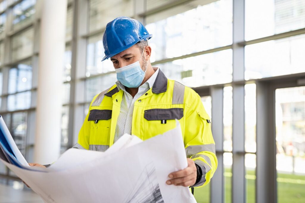 Homme qui s'occupe de la sécurité sur un chantier