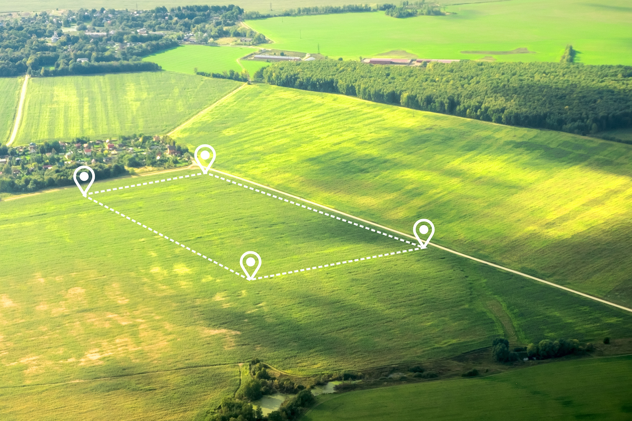 Faut-il assurer un terrain non constructible ? Conseils et réglementation