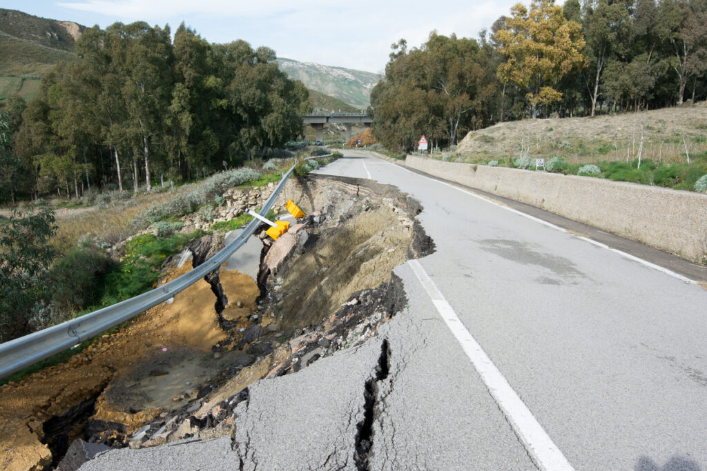 Glissement de terrain sur une route