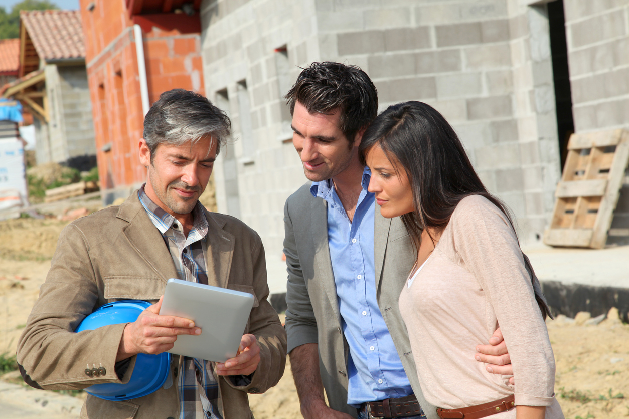 Couple et architecte en visite de chantier