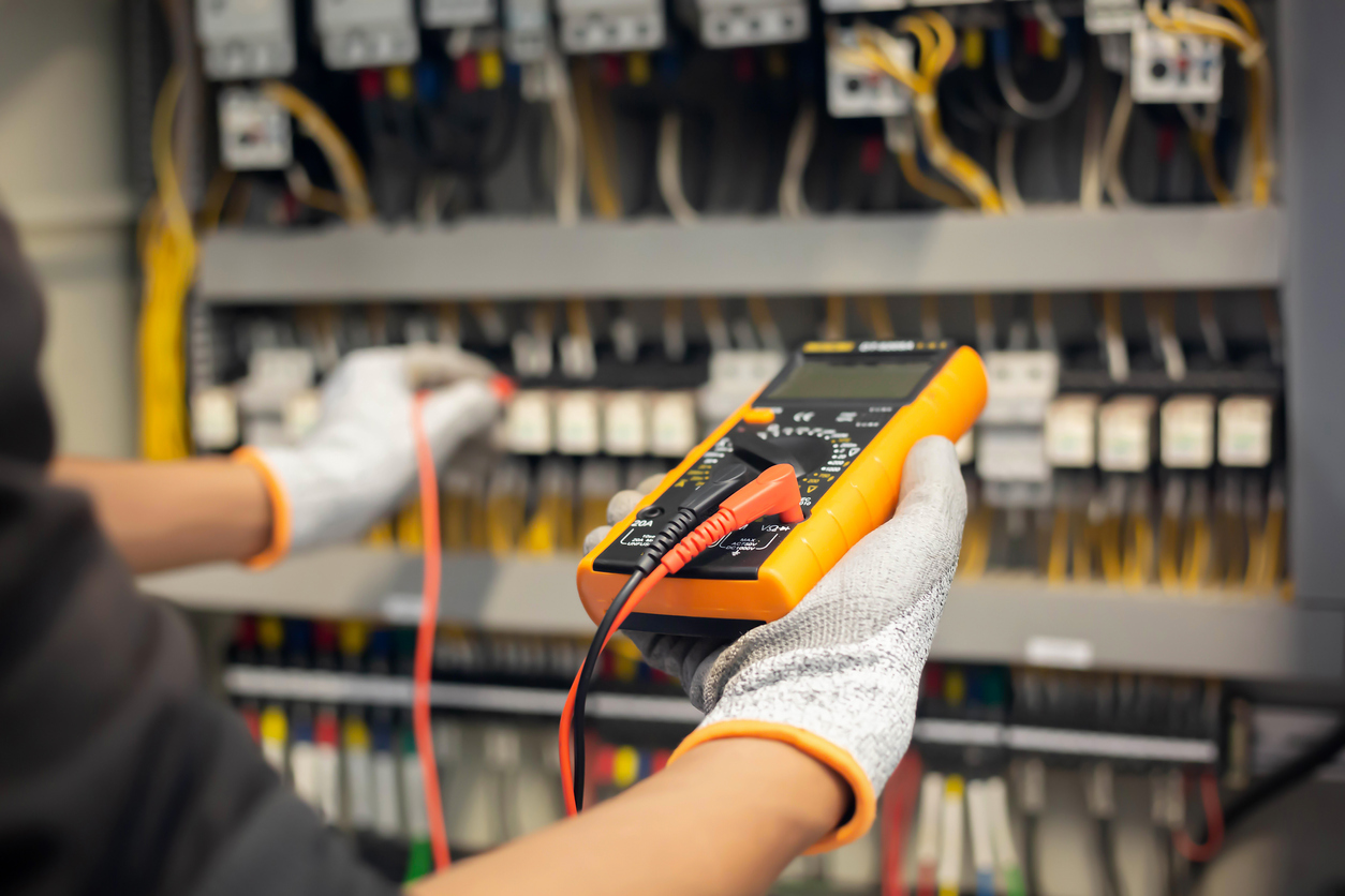 Technicien d'un bureau de contrôle électrique