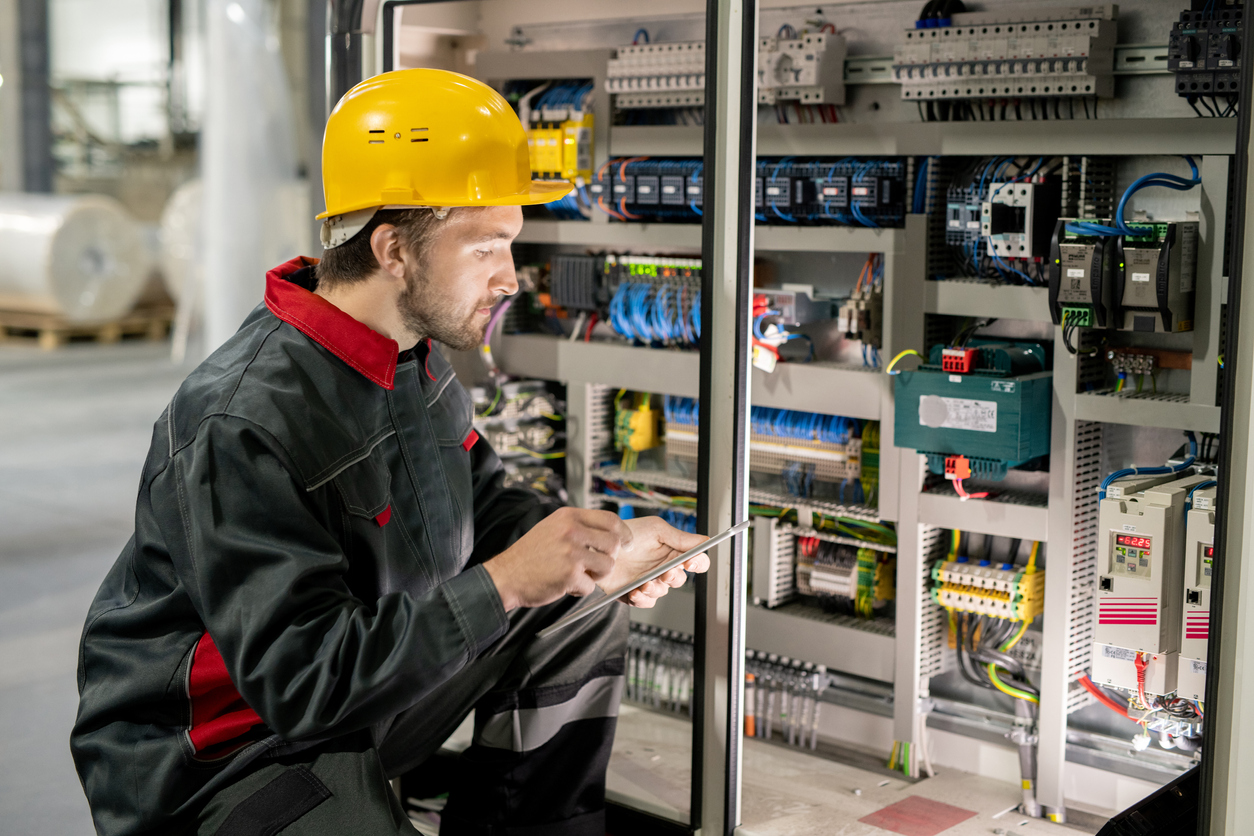 Homme qui réalise un contrôle électrique en ERP