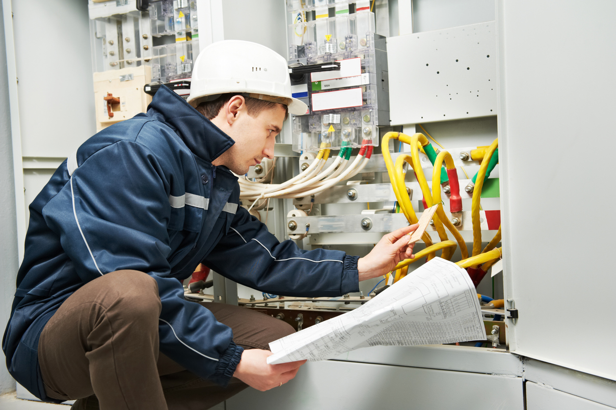 Homme qui réalise un contrôle électrique