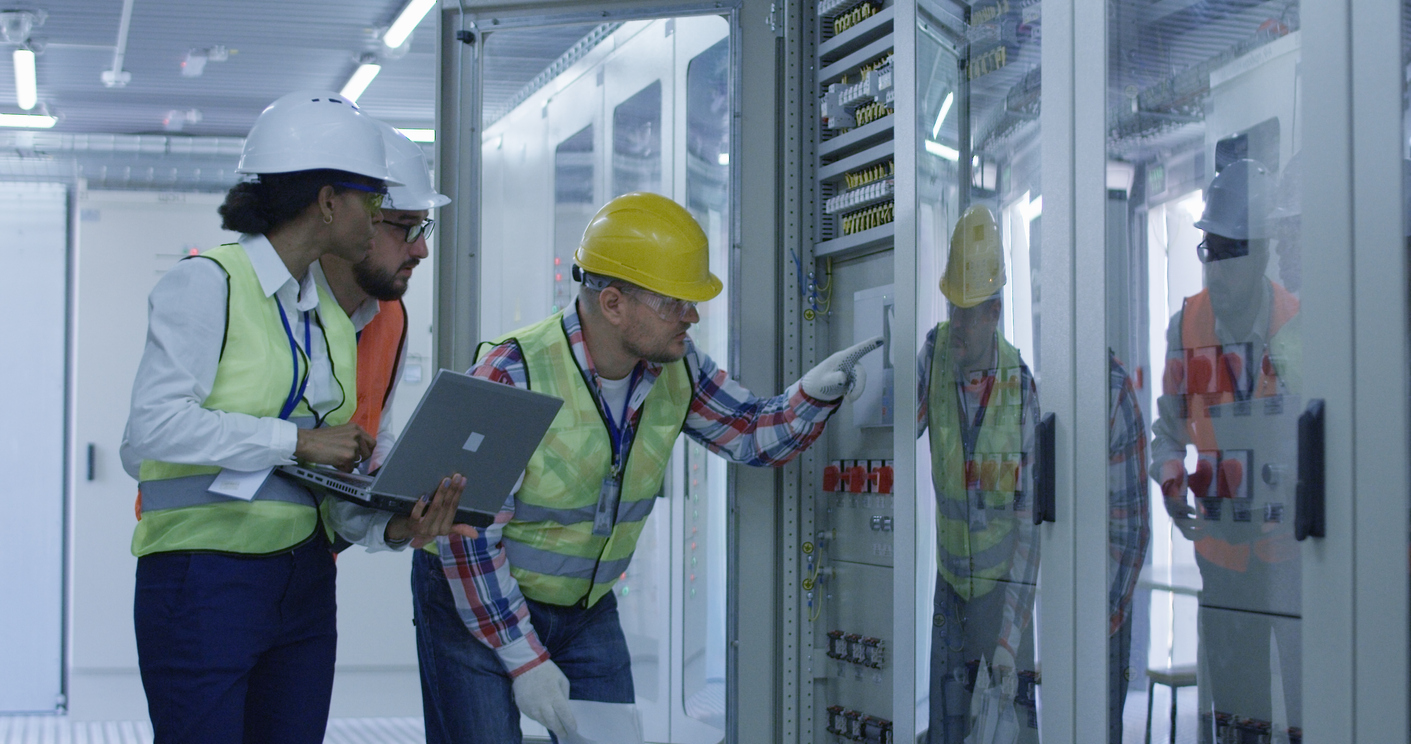 Hommes qui réalisent un contrôle d'installation électrique obligatoire en entreprise