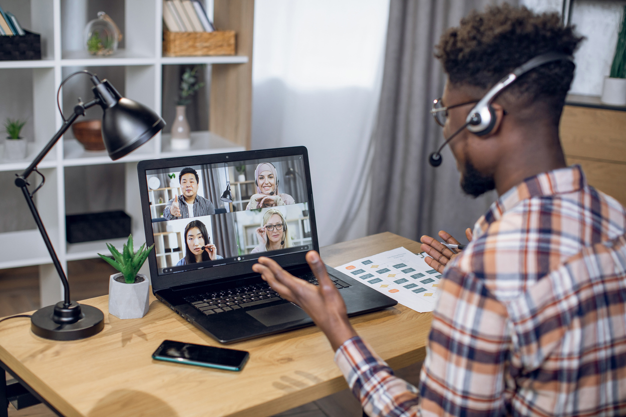 Employé qui a eu le diagnostic de conformité électrique pour le télétravail