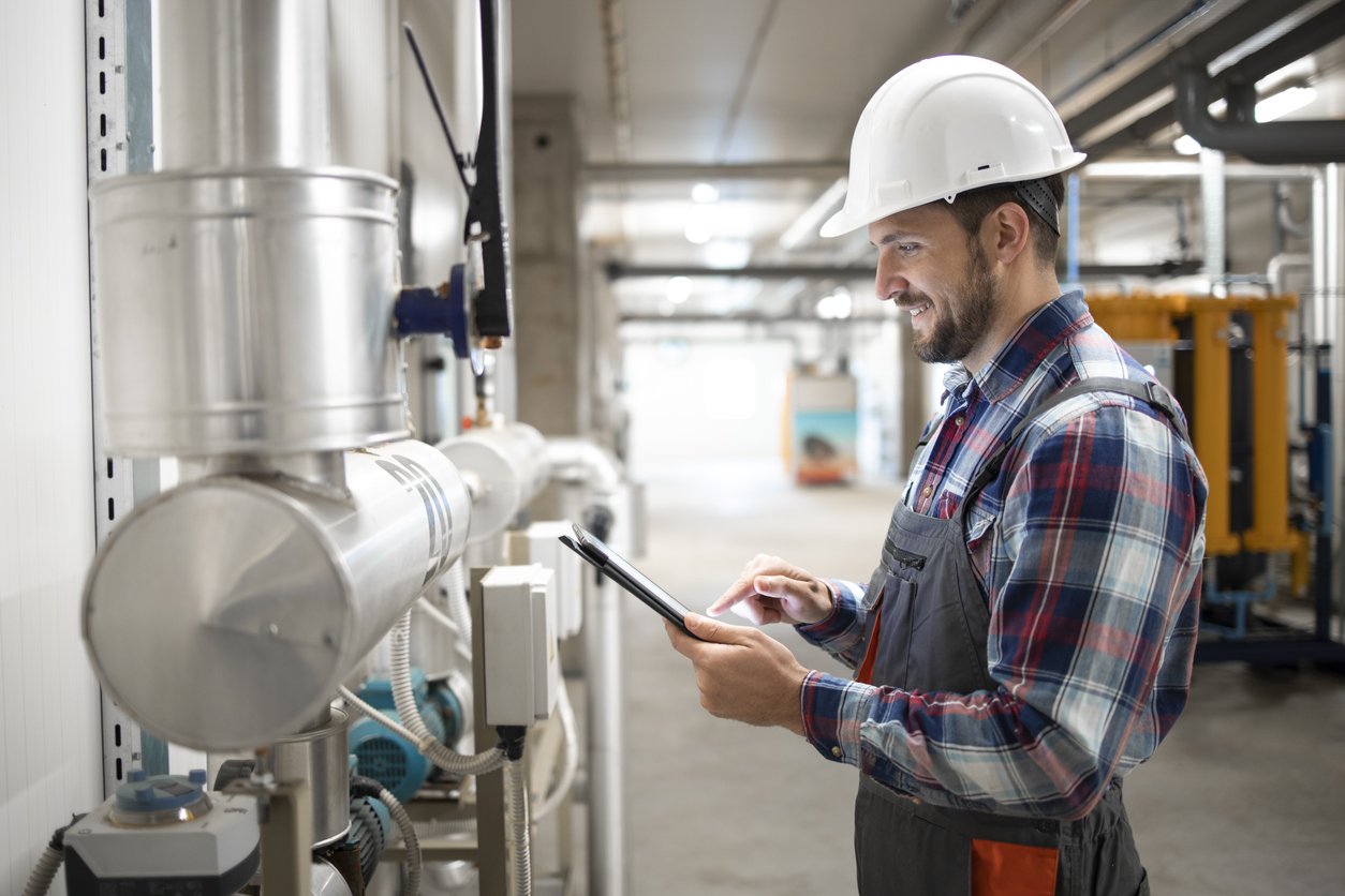 Technicien qui réalise un contrôle gaz