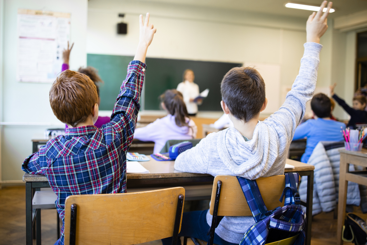 Elèves dans un bâtiment scolaire qui respecte les normes incendie