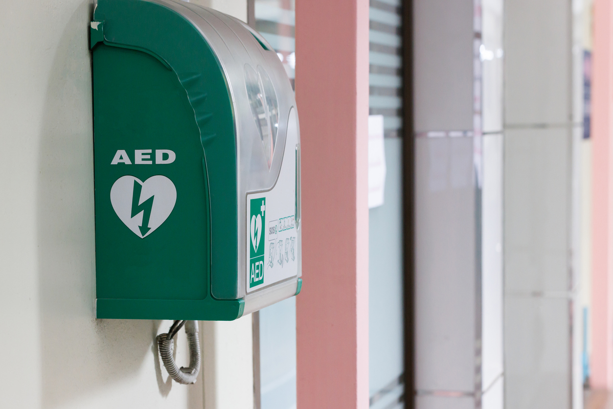 L&rsquo;obligation d’avoir un défibrillateur en ERP : tout savoir sur la législation en vigueur