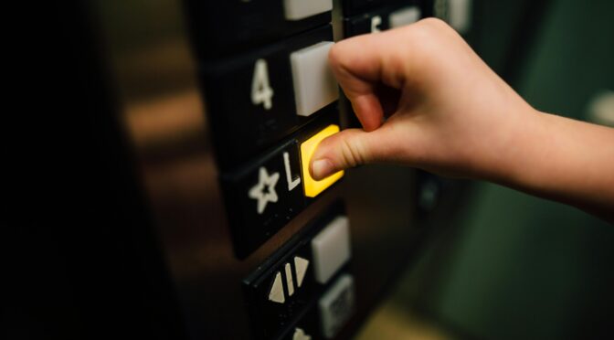 Vérification des ascenseurs dans les ERP : tout ce qu’il faut savoir